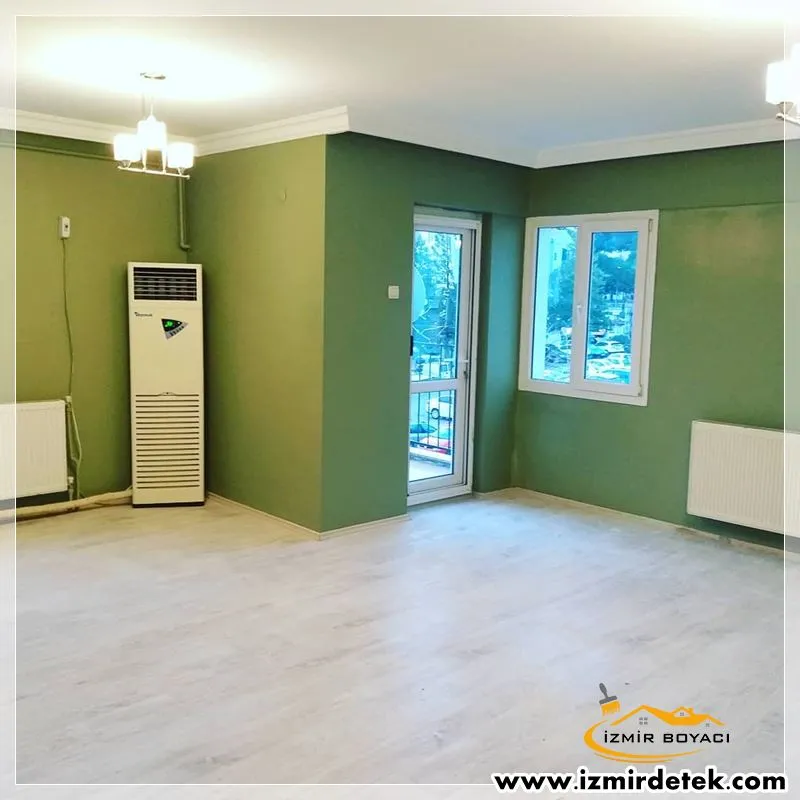 Yeşil boyalı duvarları, beyaz tavanı ve kartonpiyeri olan salon