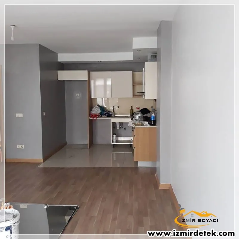 Açık mutfaklı salonda gri ve beyaz boyanmış duvarlar