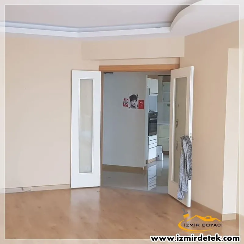 Şeftali tonlu duvarları ve beyaz asma tavanı yeni boyanmış boş bir salon